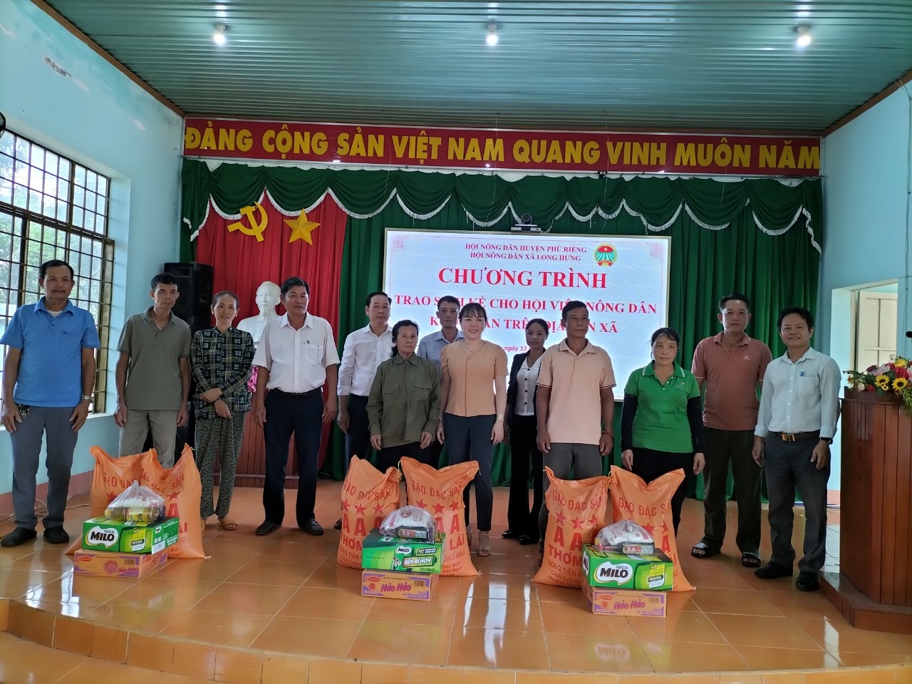 TRAO SINH KẾ CHO HỘI VIÊN NGHÈO