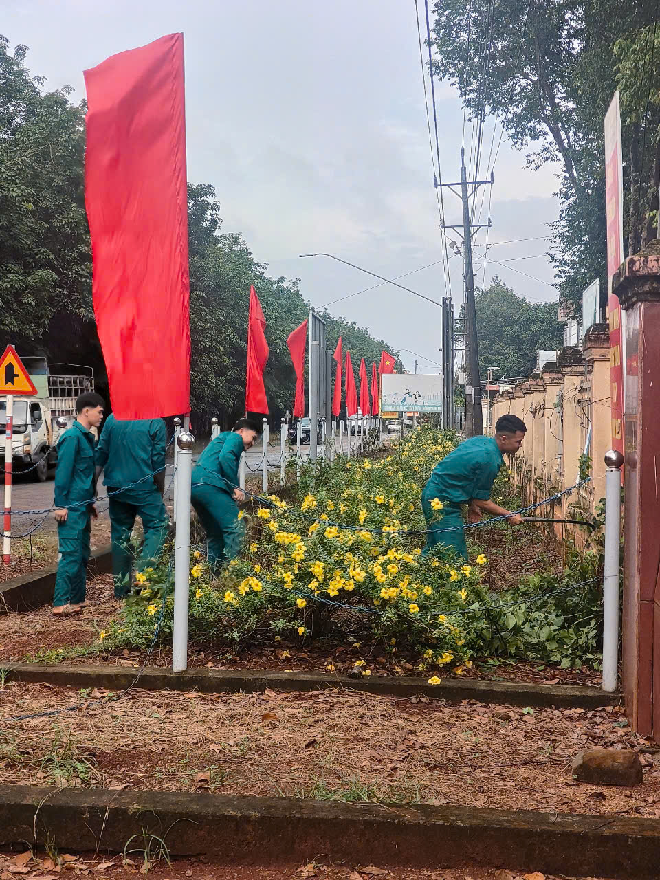 Ban Chỉ huy Quân sự ba xã: Long Hưng, Long Bình và Bình Tân dọn dẹp vệ sinh, cảnh quan, môi trường để xã Bình Tân (mới) vận hành chính thức từ 1-7