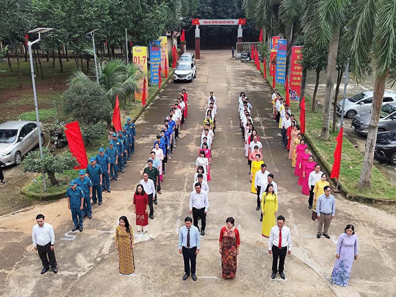 TỔ CHỨC LỄ CHÀO CỜ GẮN VỚI SINH HOẠT CHÍNH TRỊ Ý NGHĨA