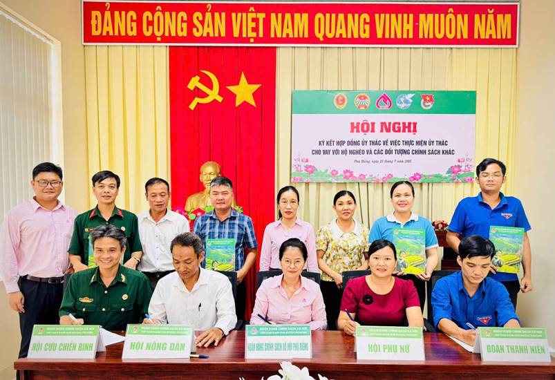 KÝ HỢP ĐỘNG GIỮA NHCSXH VỚI CÁC TỔ CHỨC CHÍNH TRỊ XÃ HỘI